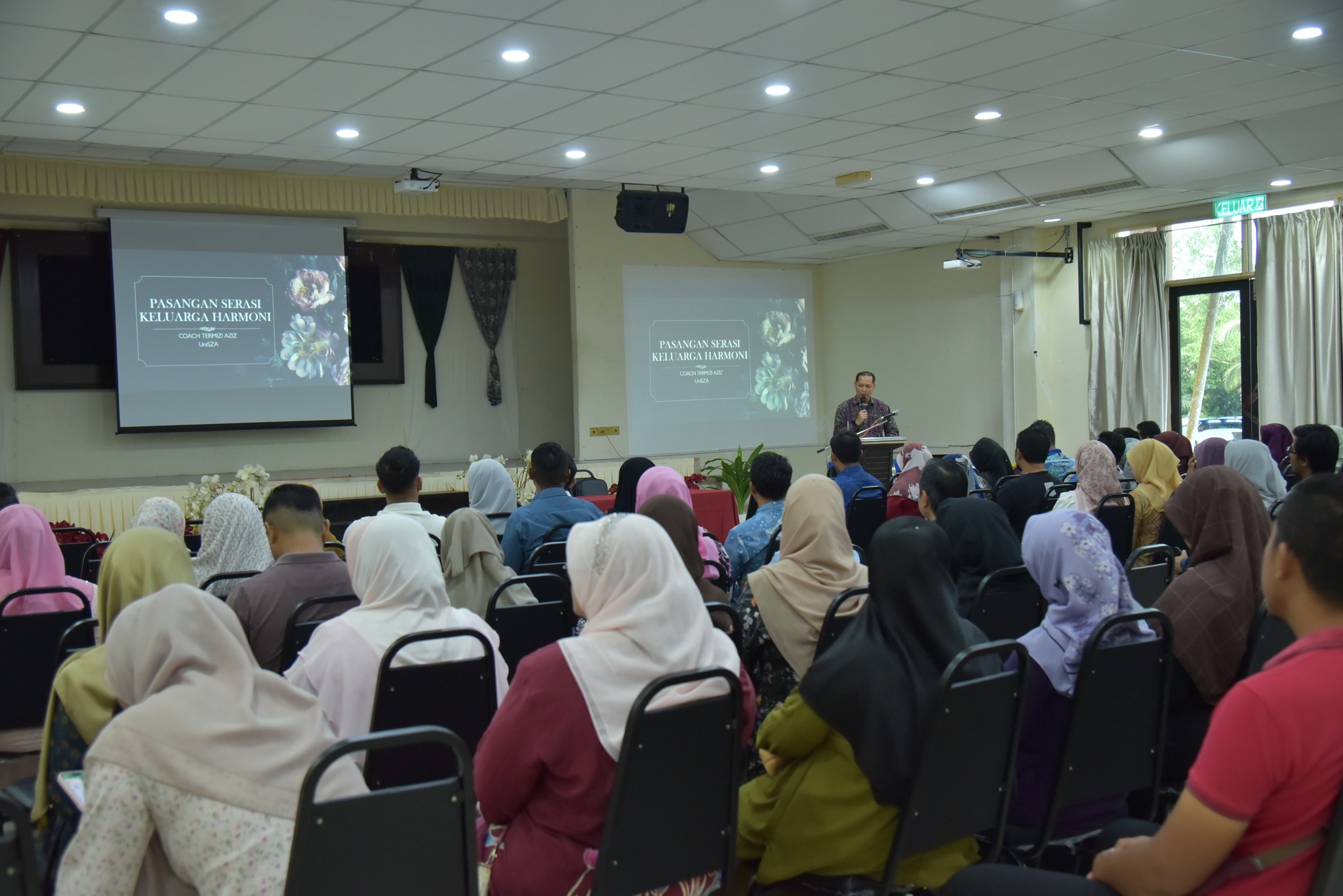 para peserta bicara keluarga