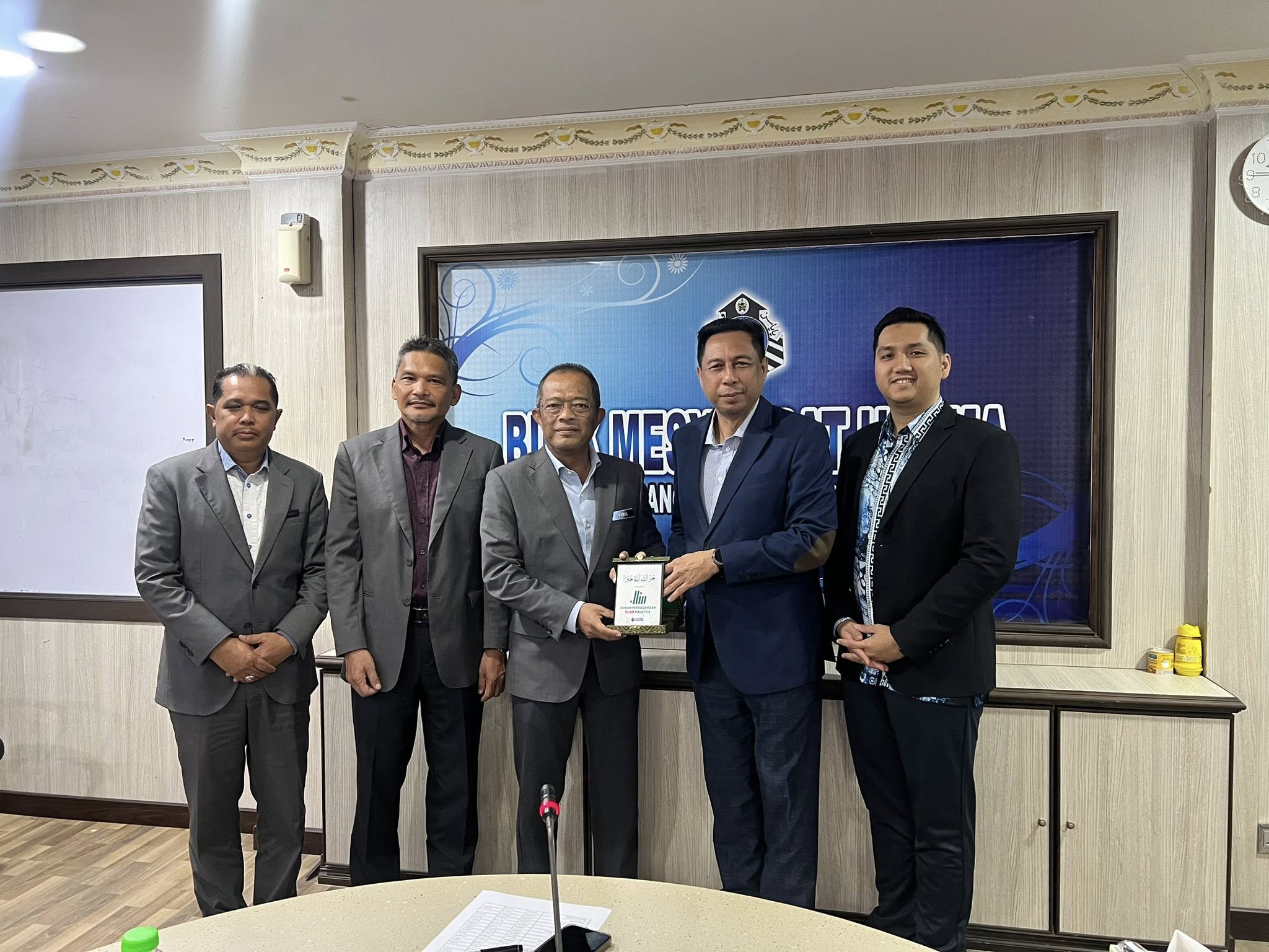 sesi penyampaian cenderahati