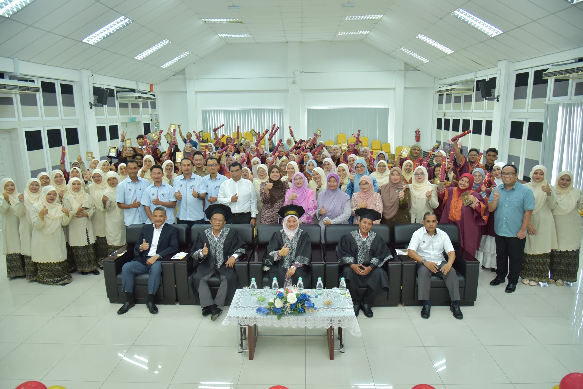 sesi bergambar academi jahitan